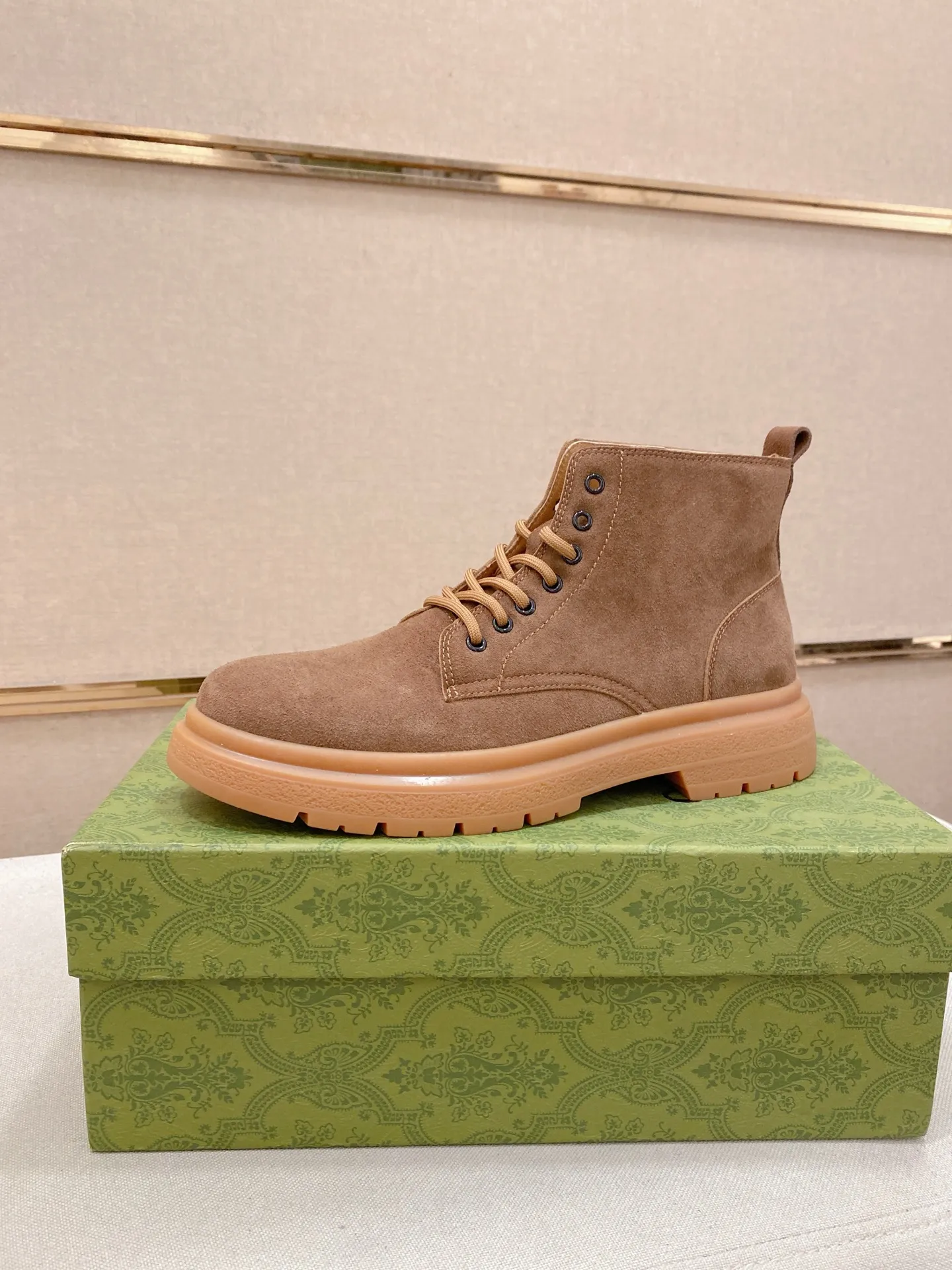 Men's shoes💰 440💰 Leather and velvet lining optional! The new high-top GUCCI counters are on the market at the same time. The new men's shoes and 😘fabric are selected from imported cowhide. The lining: leather lining and plush lining are optional. 👍🏿 High-end ☄️ air-cushion molded anti-slip rubber outsole, exquisite lines, simple and elegant, comfortable and high-end for leisure travel. Code number: 38 to 44 (45 can be customized and cannot be returned or exchanged)